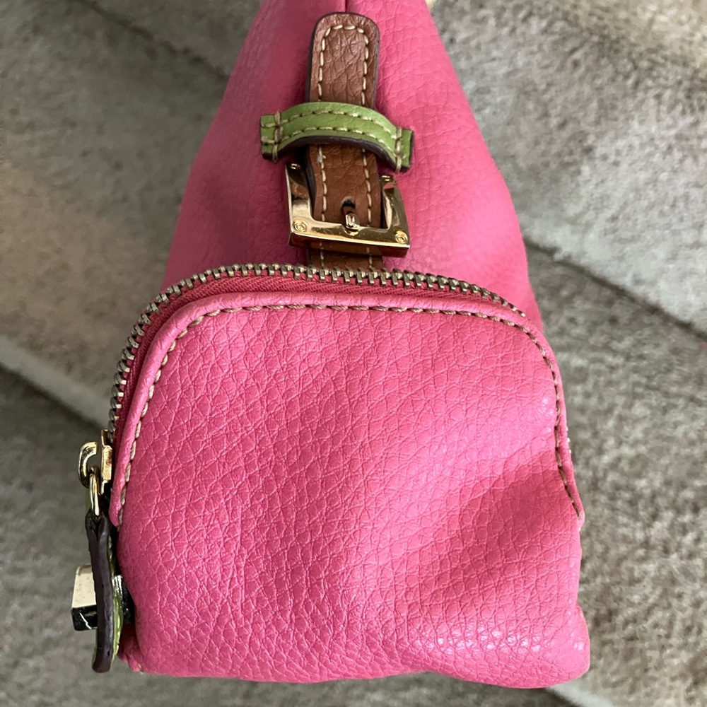 IN GREAT CONDITION! LIZ CLAIBORNE HOT PINK VEGAN LEATHER SHOULDER BAG HANDBAG - Picture 7 of 11
